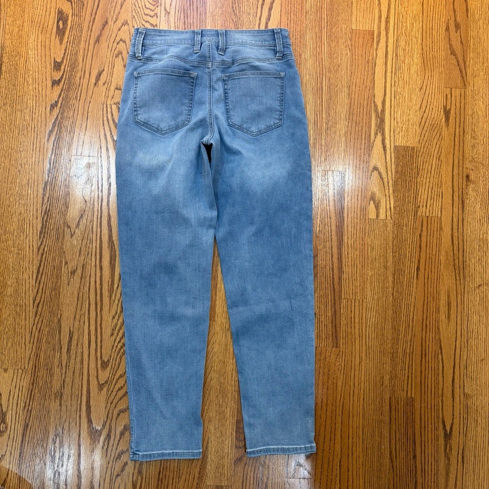 Tommy Bahama Leila Indigo Mid Rise Slim Boyfriend Jeans in Mid Blue Wash - Picture 10 of 16